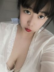 白云娇小可爱的妹子